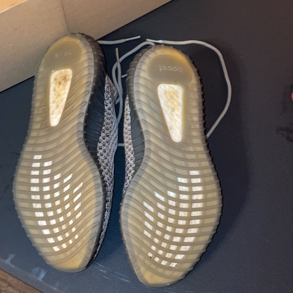 Yeezy Boost 350 V2 - Picture 4 of 7